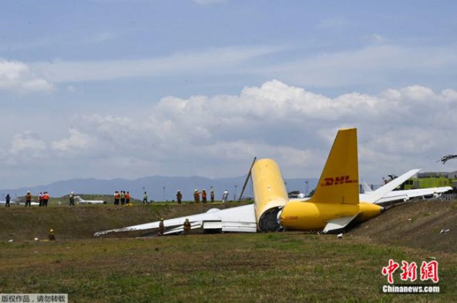 一架波音货机在哥斯达黎加机场迫降 机身断成两截