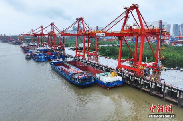 长江中游首个“船电分离”式充换电运输航线启运