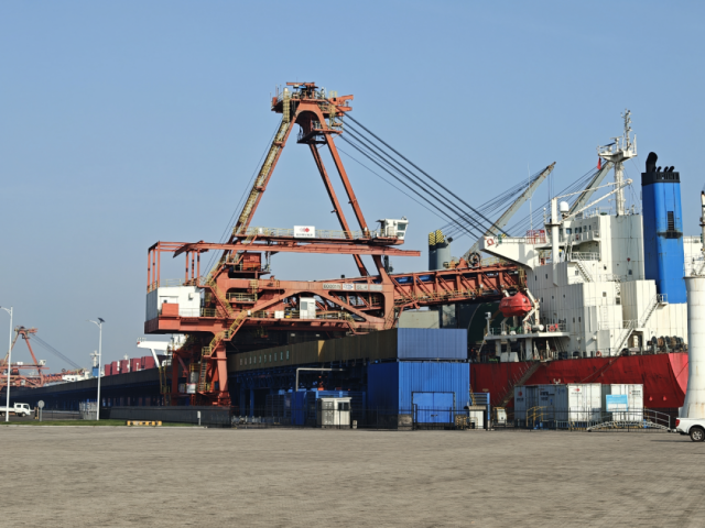 �����ڡ������ִ�����������ɽ��ҵ��������չ�ġ�˫����