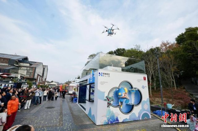 年货“打飞的”上门 杭州“空中快递员”加班忙